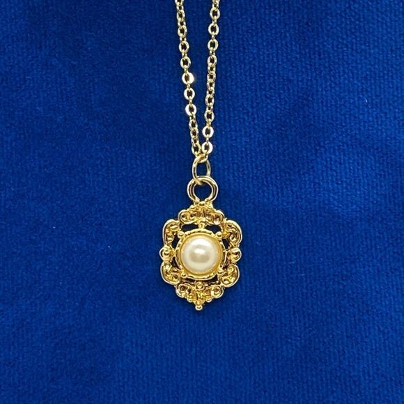 💛 Yellow Gold Plated Pearl Amulet Necklace - Picture 2 of 4